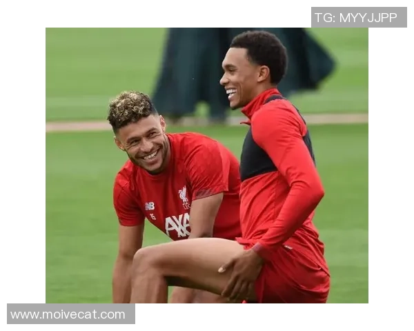 香港足球超级球星带领球队再创辉煌 展现个人才华与团队精神的完美结合